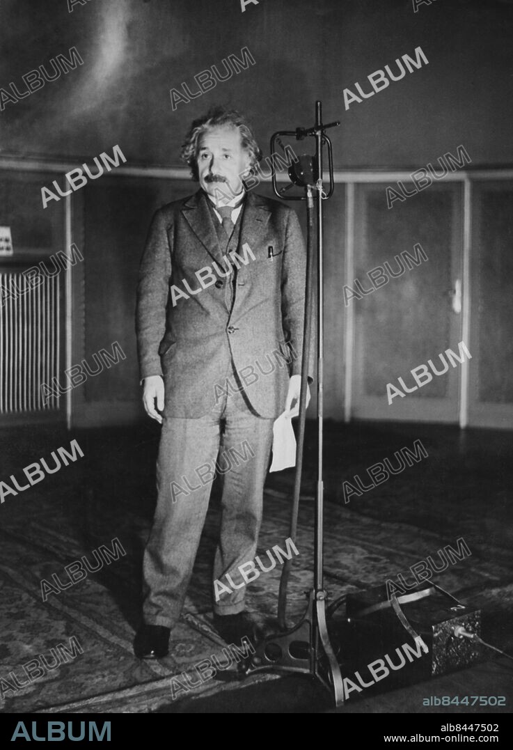 Orig. bildtext... AUS EINSTEINS REDE WIRD EINE GRAMMOPHONPLATTE GEMACHT! Am 10. November 1930 hielt Professor Albert Einstein in Berlin eine Abhandlung über seine Theorie vor dem Mikrophon im Schwechtensaal. Diese Rede wurde auf eine Grammophonplatte übertragen. Bild zeigt Professor Einstein vor dem Mikrophon im Schwechtensaal. Anm. Publ. i Die Weimarer Zeit s.230 Einstein, Albert, 1879-1955, tysk-schweizisk-amerikansk fysiker, förgrundsgestalt inom 1900-talets fysik. Föredrag Forskare Professorer Inspelningar Föredragshållare Grammofoninspelningar persons: ALBERT EINSTEIN sites: BERLIN;TYSKLAND.