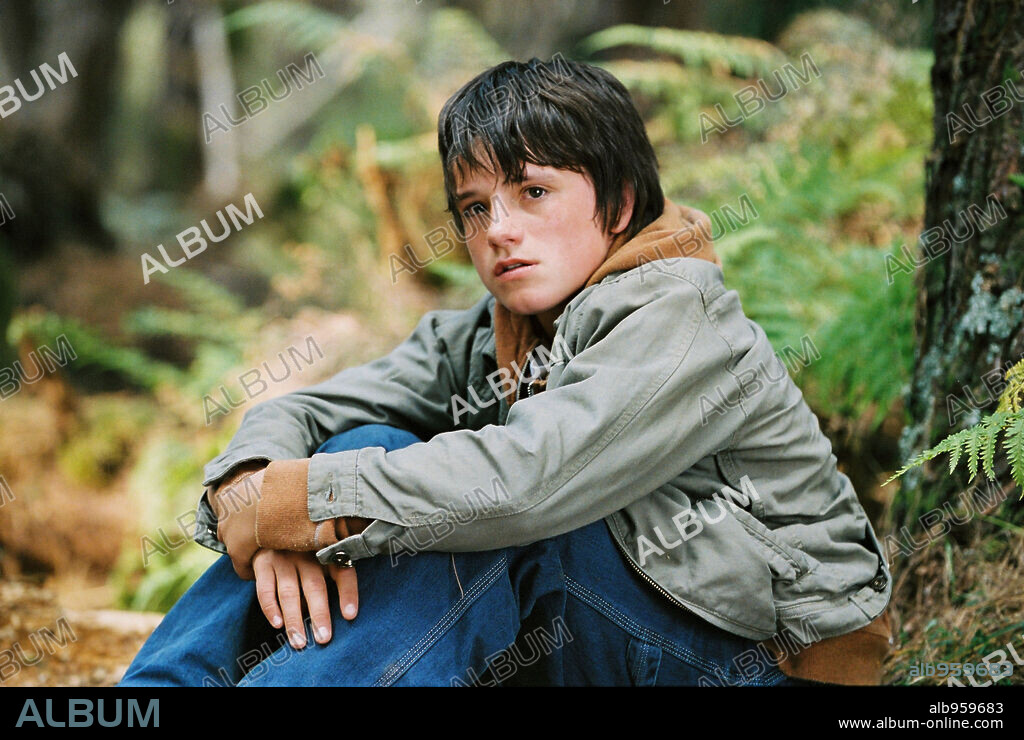 JOSH HUTCHERSON in BRIDGE TO TERABITHIA, 2007, directed by GABOR CSUPO. Copyright WALT DISNEY PICTURES.