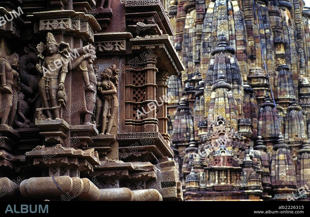 Relieves y tallas en los muros de los templos Mahadeva y Devi Jagadambi. Khajuraho.Madhya Pradesh. India. Asia.