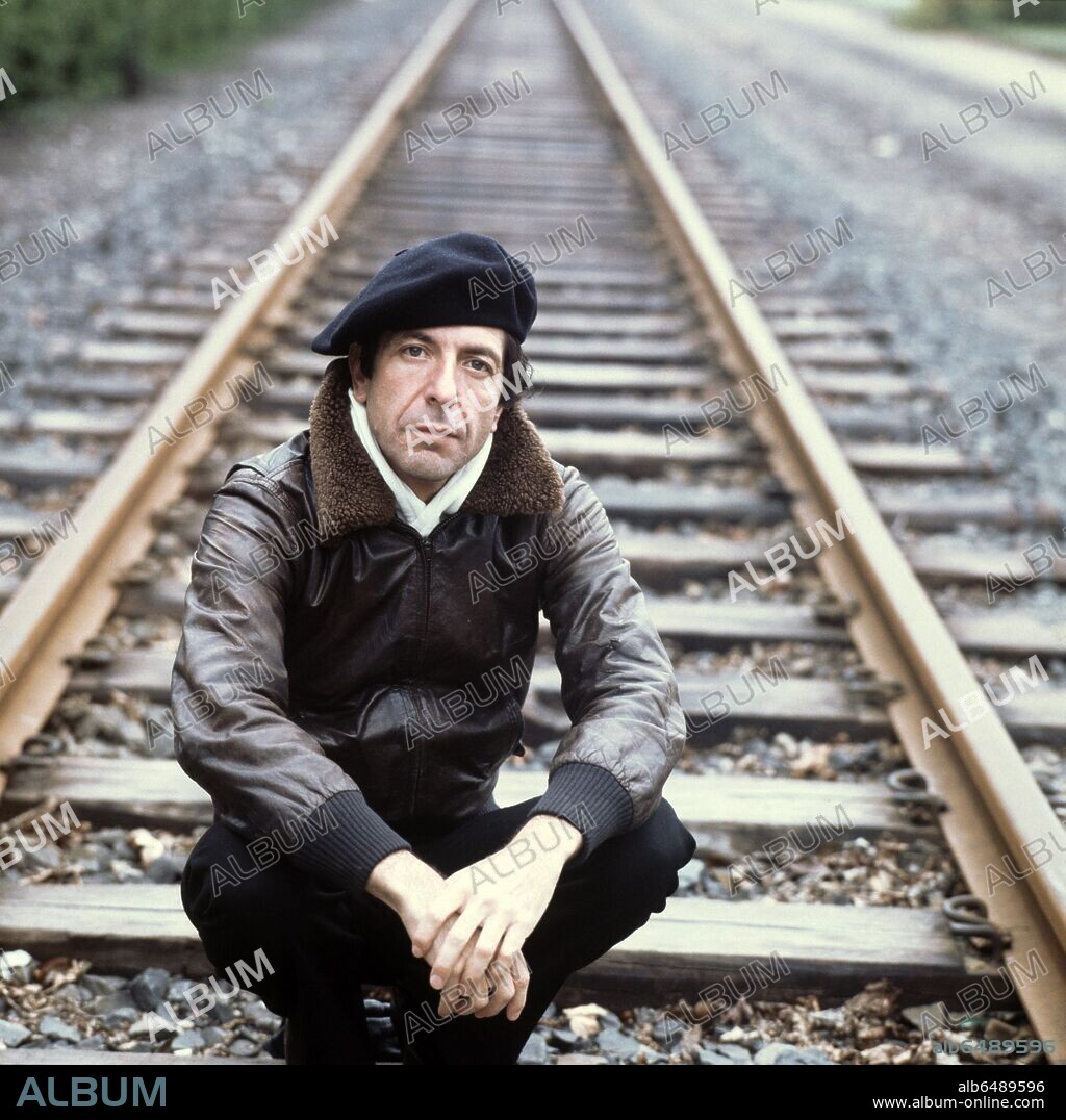 Der kanadische Sänger Leonard Cohen posiert sitzen auf einer Schienenschwelle, aufgenommen am 25.04.1976 anlässlich eines Konzertes in Frankfurt am Main. Foto: Istvan Bajzat +++(c) dpa - Report+++. 25/04/1976