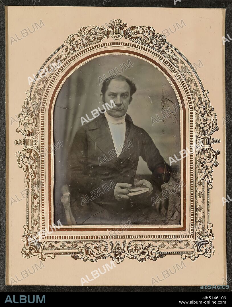 The pastor Fritz Köppen of St. Peter's in Lübeck (1808-1881), daguerreotype, picture size: height: 6,70 cm; width: 5,60 cm, title in ink, label: verso: D. p. 313, portrait photography, pastor, man, half-length portrait, seated figure, Fritz Köppen.