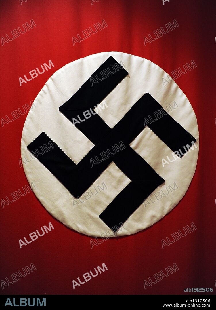BANDERA DE LA ALEMANIA NAZI (1933-1945). Originalmente utilizada como estandarte del Partido Nacional Obrero Alemán. A partir de 1933 con la llegada de Hitler al poder como canciller, se convirtió en la bandera cooficianl junto la bandera del antiguo imperio alemán. Museo de la Fábrica de Oscar Schindler. Cracovia. Polonia. Europa.