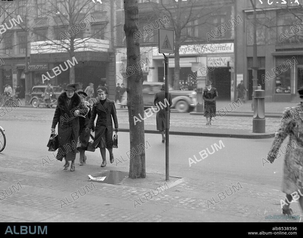 Göteborg 1939-02-07 - Östra Hamngatan med biografen Cosmorama *** Local Caption *** Låda 1939-februari-01. KAMERAREPORTAGE.