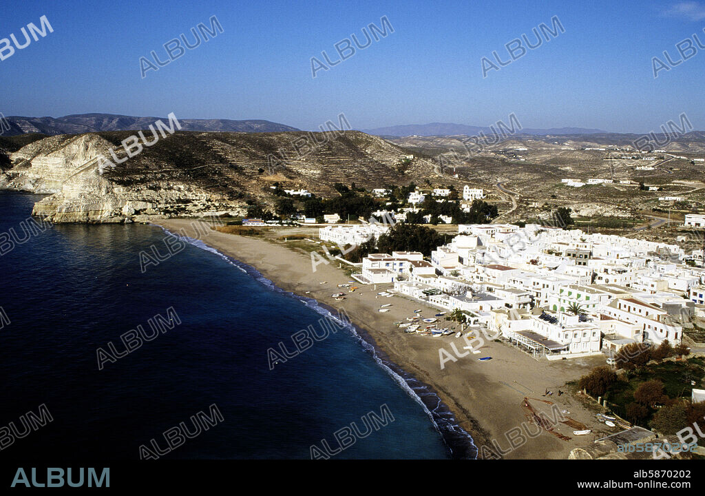 Parque Natural de Cabo de Gata; pueblo y playa de Agua Amarga.