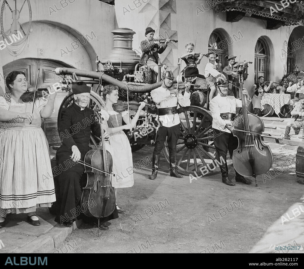 BING CROSBY y JOAN FONTAINE en EL VALS DEL EMPERADOR, 1948 (THE EMPEROR WALTZ), dirigida por BILLY WILDER. Copyright PARAMOUNT PICTURES.