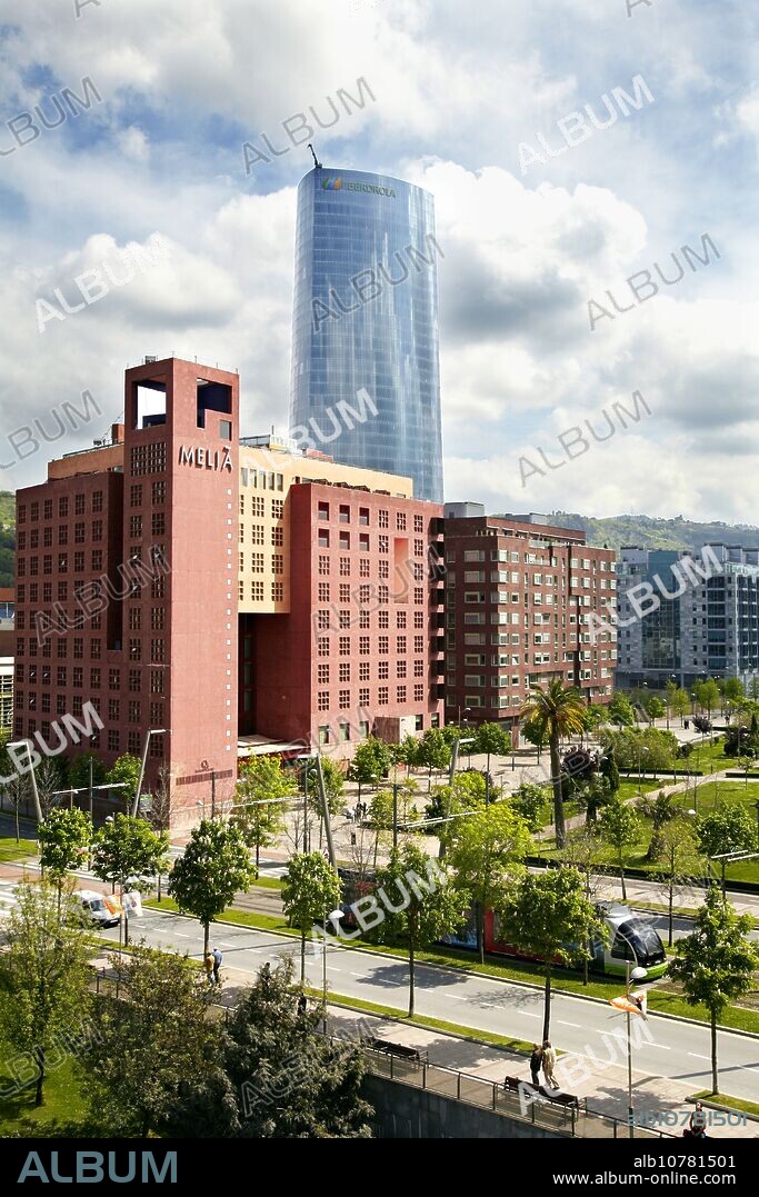 Hotel Melia, Abandoibarra Hiribidea and Iberdrola Tower in background, Bilbao, Bizkaia, Euskadi, Spain.