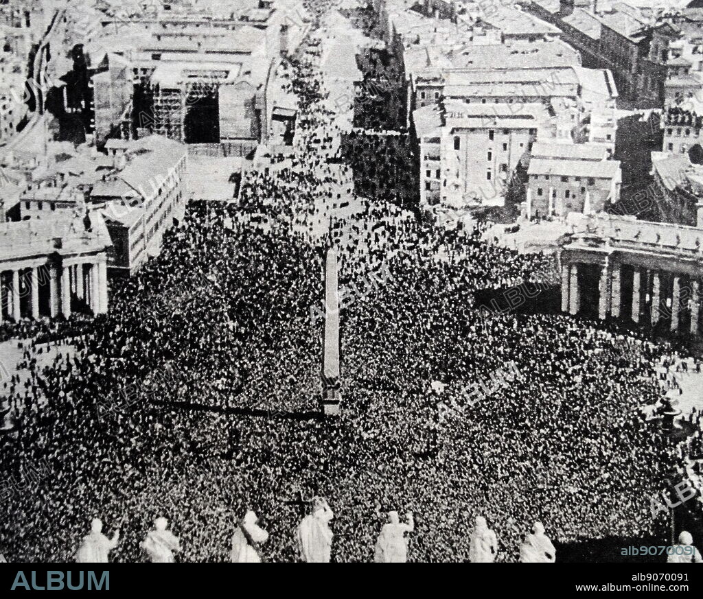 Pope Pius XII in St Peter's Square, Rome. Pope Pius XII (born Eugenio Maria Giuseppe Giovanni Pacelli (2 March 1876 - 9 October 1958), was head of the Catholic Church and sovereign of the Vatican City State from 2 March 1939 until his death in 1958.