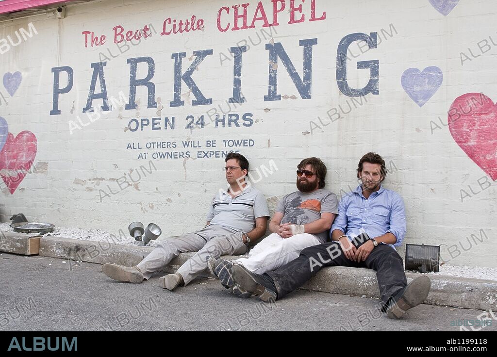 BRADLEY COOPER, ED HELMS und ZACH GALIFIANAKIS in THE HANGOVER, 2009, unter der Regie von TODD PHILLIPS. Copyright WARNER BROS. PICTURES/LEGENDARY PICTURES/GREEN HAT FILMS.