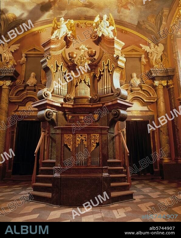 Prague - Praha (Rép. tchèque), Clementinum, Chapelle des miroirs. (construite en 1724 par Maximilian Kanka). Vue intérieure: orgue (vers 1750). Photo, 1991.