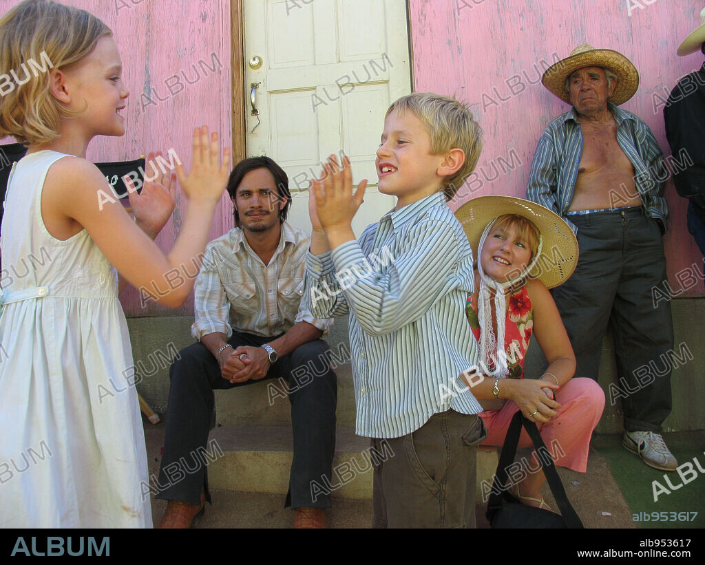 ELLE FANNING, GAEL GARCIA BERNAL und NATHAN GAMBLE in BABEL, 2006, unter der Regie von ALEJANDRO GONZALEZ IÑARRITU. Copyright ANONYMOUS CONTENT.