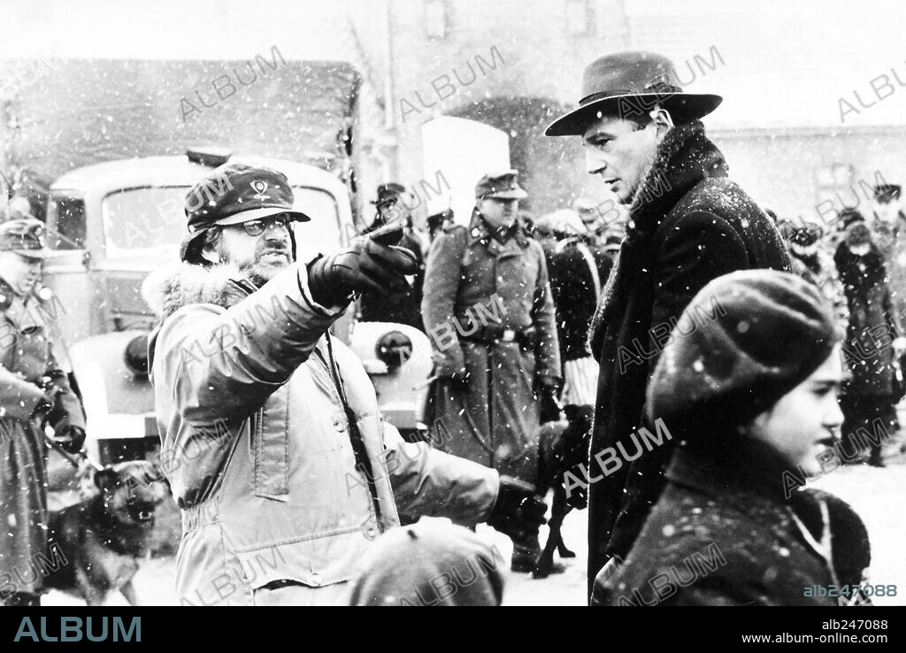 LIAM NEESON and STEVEN SPIELBERG in SCHINDLER'S LIST, 1993, directed by STEVEN SPIELBERG. Copyright UNIVERSAL PICTURES.