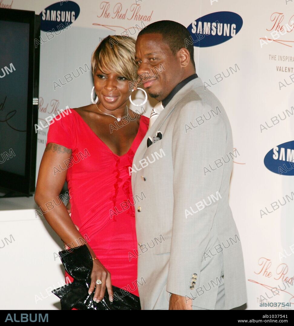MARY J BLIGE and KENDU ISAACS. Sep 03, 2008 - New York, NY, USA - Hip hop artist MARY J. BLIGE and husband KENDU ISAACS attend the Samsung Imagination Icon Series premiere of 'The Red Thread: The Inspiration and Passion of Valentino Garavani' held at the Grace Building. 03/09/2008