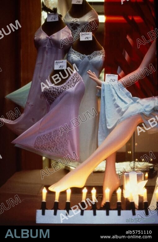 Handel / Textil u. ä. Damenunterwäsche und Weihnachtsdekoration im Schaufenster eines Bekleidungsgeschäftes in der Brunnenstraße in Ostberlin (DDR). Foto, undat. (80er Jahre?).