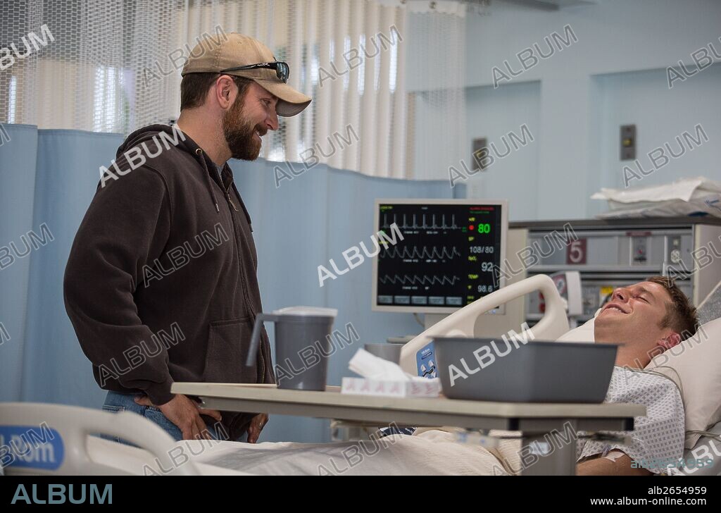 BRADLEY COOPER and JAKE MCDORMAN in AMERICAN SNIPER, 2014, directed by CLINT EASTWOOD. Copyright WARNER BROS PICTURES.