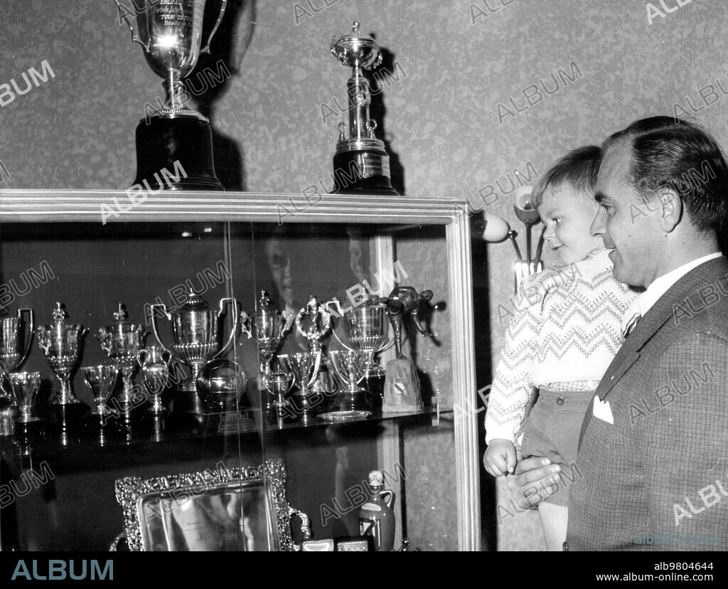 1959. Alfredo Di Stéfano contemplates with his son the trophies won in his long football life.