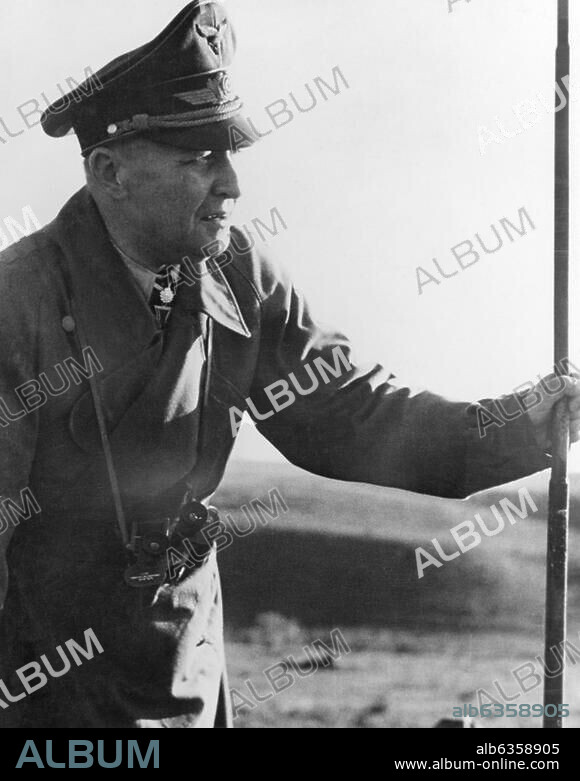 Student, Kurt ; général de corps d'armée. (11e régiment des aviateurs ; participe entre autres à l''invasion de la Crète en mai 1941); 12.5.1890 à Birkhonz - 1.7.1978 à Lemgo. Le général Kurt Student sur le front italien. Photo (vers 1943).