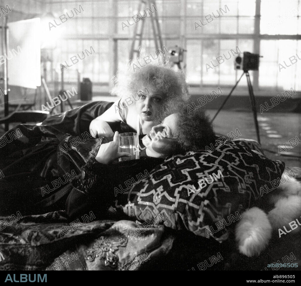 JEANNE MOREAU and YELENA SOLOVEY in ANNA KARAMAZOVA, 1991, directed by RUSTAM KHAMDAMOV. Copyright MOSFILM.