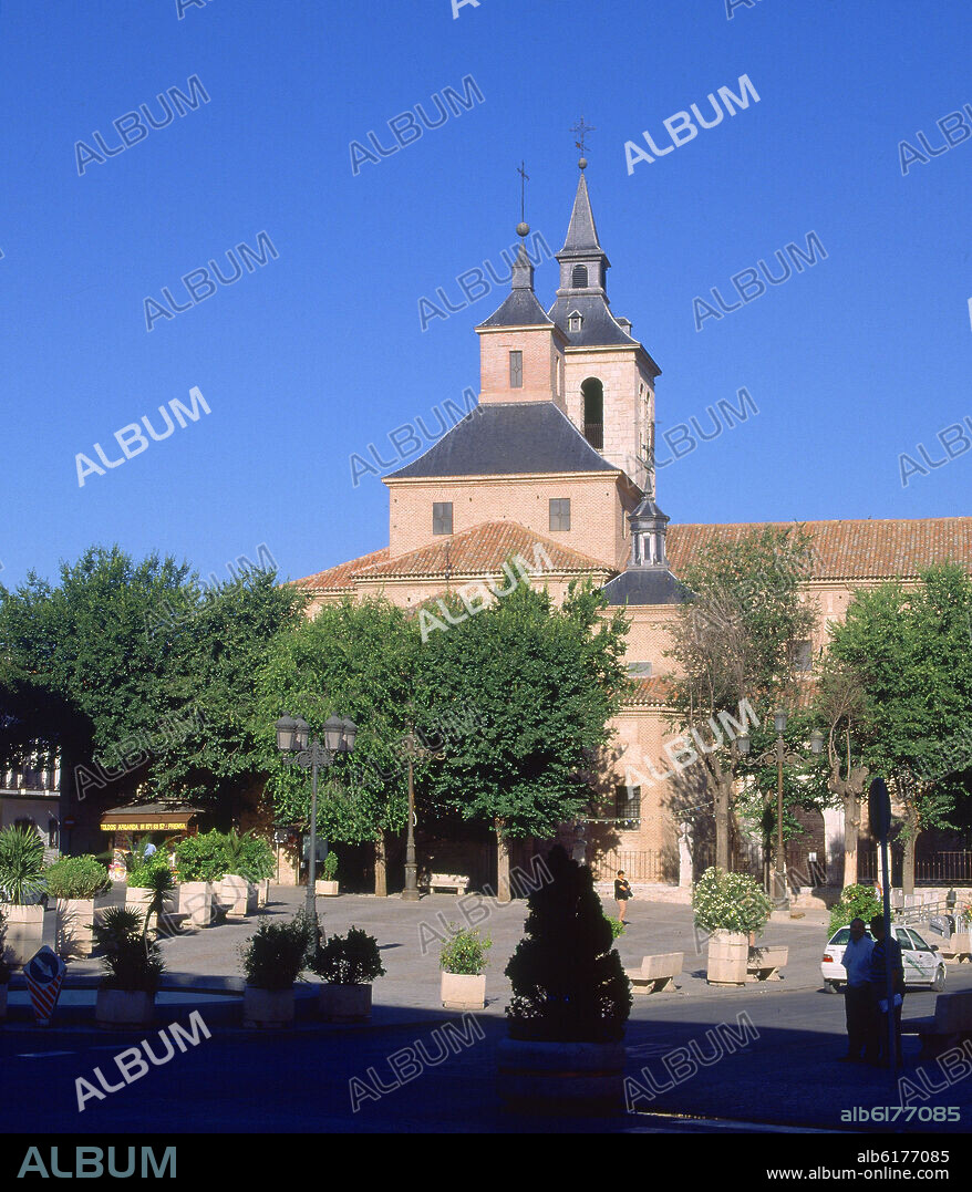 PLAZA DE LA CONSTITUCION CON LA IGLESIA PARROQUIAL AL FONDO.