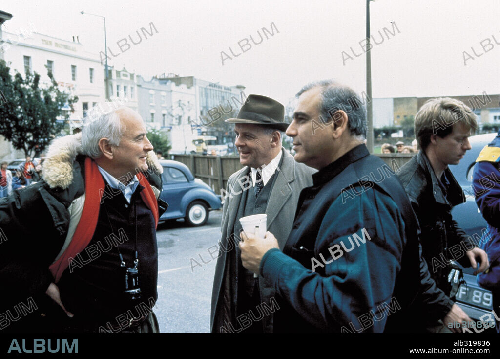 ANTHONY HOPKINS and JAMES IVORY in THE REMAINS OF THE DAY, 1993, directed by JAMES IVORY. Copyright COLUMBIA/MERCHANT IVORY / SANTINI, DERRICK.
