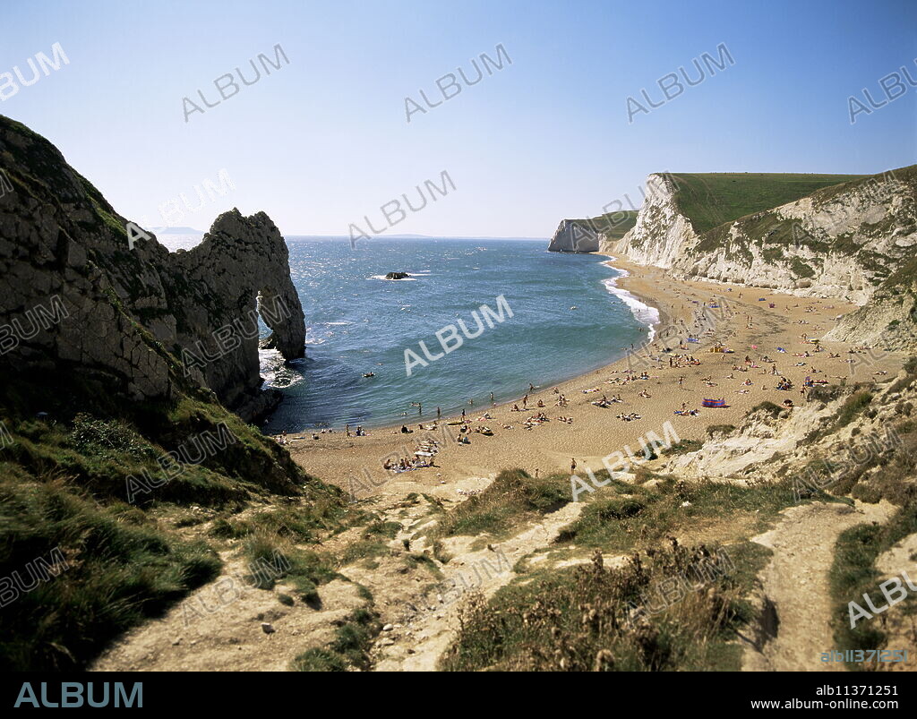 Durdle Door and beach, Dorset, England, United Kingdom, Europe.