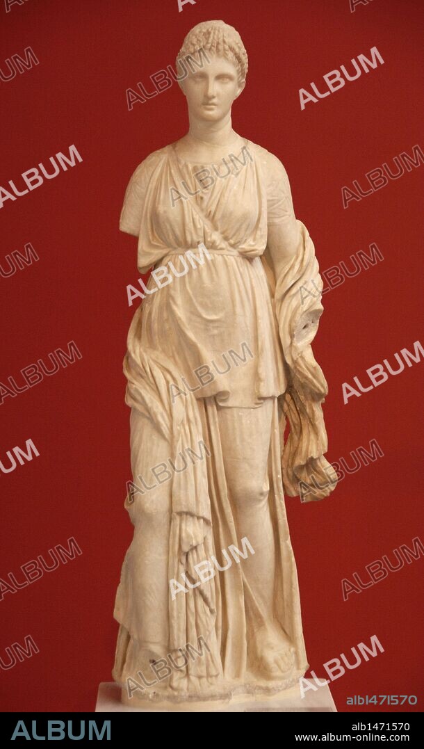 ARTE GRIEGO. GRECIA. Estatua de ARTEMISA esculpida en mármol pario. Localizada en la Casa de Diadumenos en Delos. Fechada hacia el año 100 a. C. Museo Arqueológico Nacional. Atenas. Grecia.