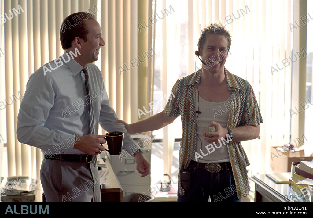 NICOLAS CAGE y SAM ROCKWELL en LOS IMPOSTORES, 2003 (MATCHSTICK MEN), dirigida por RIDLEY SCOTT. Copyright WARNER BROS. PICTURES.