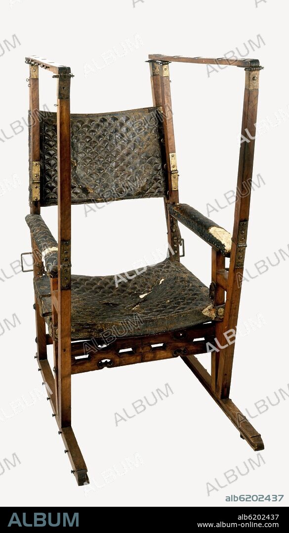 SILLA DE MANOS-1596-131X68X87,5CM-NOGAL TALLADO,HIERRO FORJADO Y SOBREDORADO,VAQUETA.