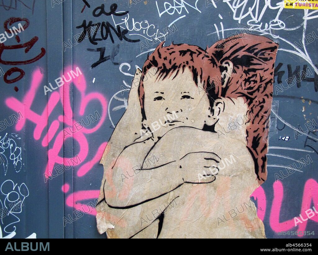 Pegatina de madre abrazando a su hijo, graffiti mural, barrio villa de gracia, Distrito de Gracia, Barcelona en 2016.