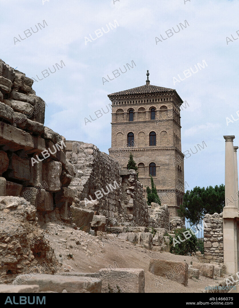 ARAGON. ZARAGOZA. Torreón de la Zuda, restos del palacio de la Zuda, Azuda o Sudda, alcázar musulmán situada dentro de la ciudad en el que se encontraba el gobierno. Su forma actual es de la segunda mitad del s. XVI.. Situada junto a los restos de la muralla romana del s. II. España.