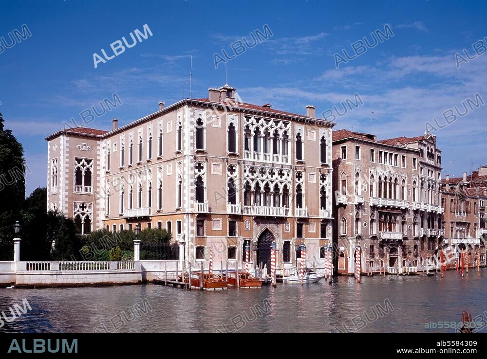 Venise - Venezia (Vénétie, Italie), Grand Canal, rive gauche, Palais Cavalli-Franchetti (1890, façade inspirée de motifs du gothique vénitien ; architecte : Camillo Boito). Vue extérieure. Photo, 1995 (L.Hammel / A. van der Voort).