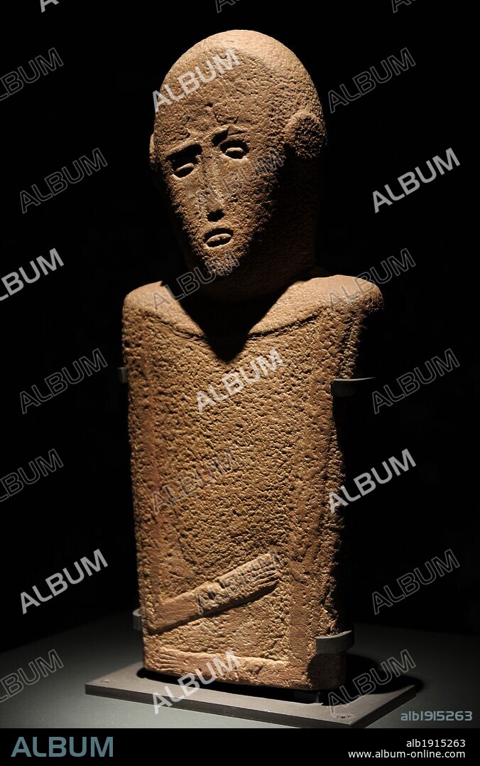 ARTE. PENINSULA ARABIGA. ESTELA antropomorfa S. IV milenio. GRES. 57x27 cm. Al-Ma'akir / Qaryat al-Kaafa, cerca de Hail. bei Ha'il. Museo Nacional de Riyadh. Arabia Saudí.