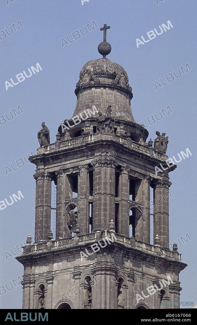 JOSÉ DAMIÁN ORTIZ DE CASTRO. DETALLE DE LA TORRE REMATADA CON FORMA DE CAMANA DE LA CATEDRAL METROPOLITANA TAMBIEN LLAMADA CATEDRAL-IGLESIA DEL SAGRARIO - FOTO AÑOS.