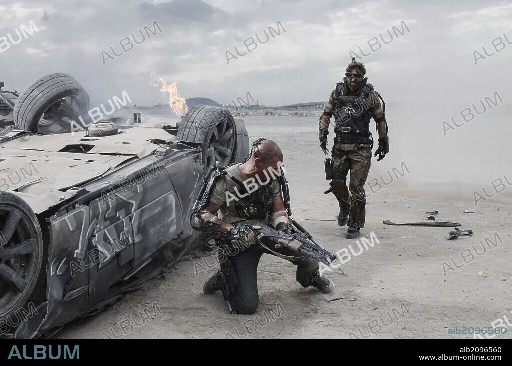MATT DAMON and SHARLTO COPLEY in ELYSIUM, 2013, directed by NEILL BLOMKAMP. Copyright SONY PICTURES ENTERTAINMENT.