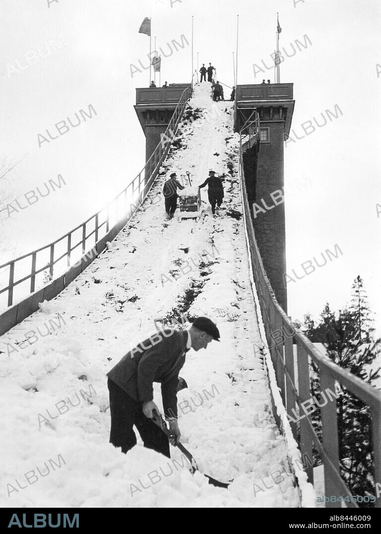 STOCKHOLM 1937-01-23.. Arbete pågår i Fiskartorpet där man håller på att ställa i ordning backen för vinterns träning och tävlingar. Snötillgången är inte stor, det mesta måste hämtas från annat håll.. Foto: AB Text & Bilder / SVT / Kod: 5600. Mapp: Skidbacken Fiskartorpet m.m. I:36a. Backhoppning.