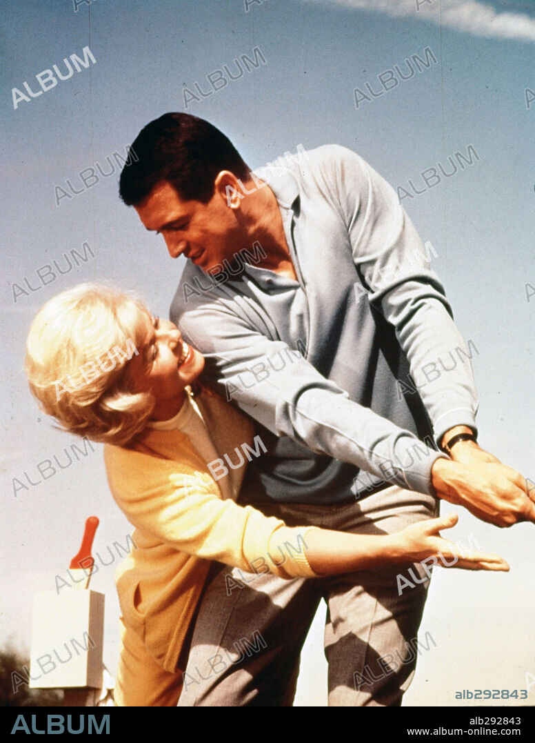 DORIS DAY y ROCK HUDSON en NO ME MANDES FLORES, 1964 (SEND ME NO FLOWERS), dirigida por NORMAN JEWISON. Copyright UNIVERSAL PICTURES.