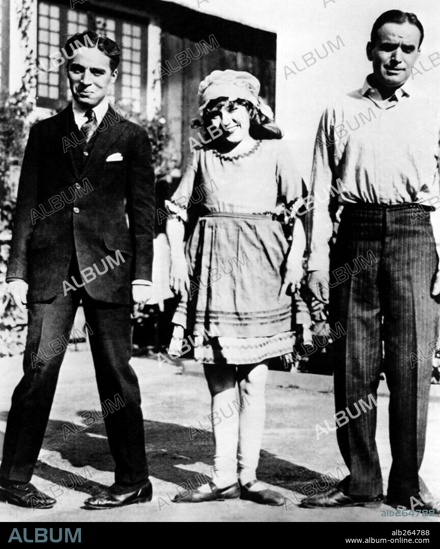 CHARLIE CHAPLIN, DOUGLAS FAIRBANKS et MARY PICKFORD.