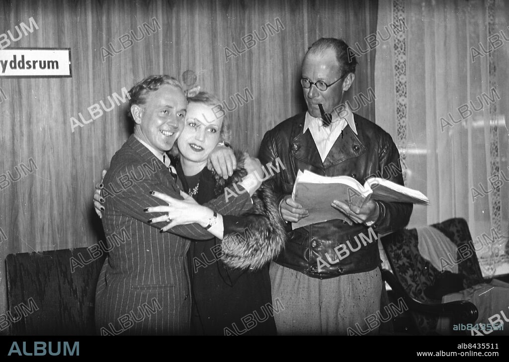 Göteborg 28 maj 1940. Åke Söderblom och Emy Hagman samt Nils Jerring - troligen har det samband med att filminspelningen av Vi Masthuggspojkar skall dra igång -. *** Local Caption *** . KAMERAREPORTAGE.