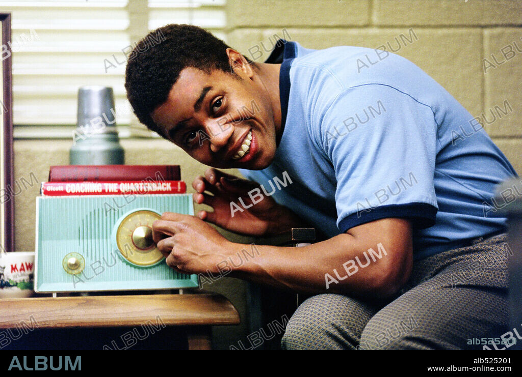 CUBA GOODING JR. en ME LLAMAN RADIO, 2003 (RADIO), dirigida por MICHAEL TOLLIN. Copyright COLUMBIA PICTURES.