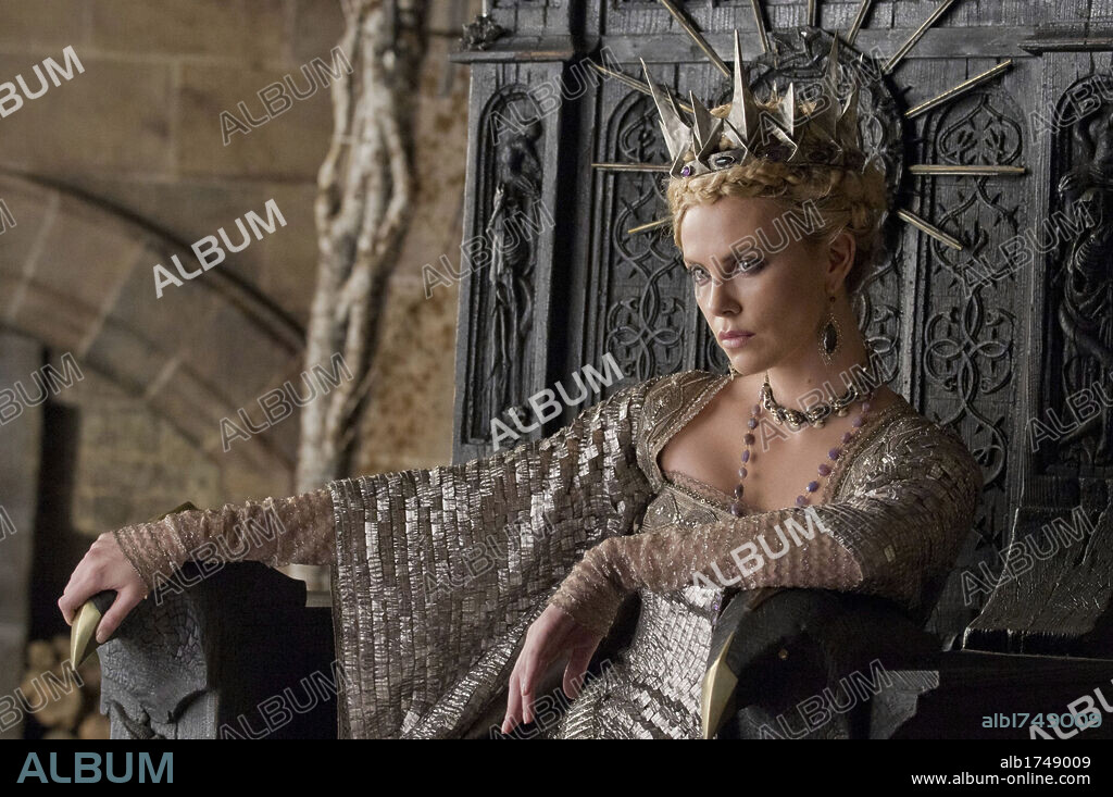 CHARLIZE THERON en BLANCANIEVES Y LA LEYENDA DEL CAZADOR (SNOW WHITE AND THE HUNTSMAN, 2012), dirigida por RUPERT SANDERS. Copyright UNIVERSAL PICTURES.