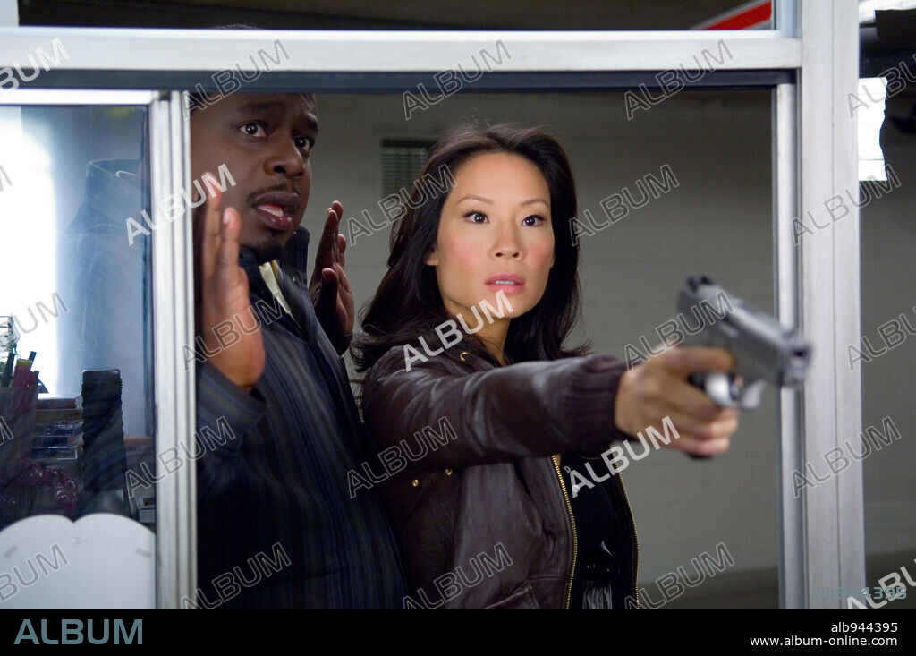 CEDRIC THE ENTERTAINER and LUCY LIU in CODE NAME: THE CLEANER, 2007, directed by LES MAYFIELD. Copyright BIRD AND A BEAR ENTERTAINMENT / REYES, ANNABEL.