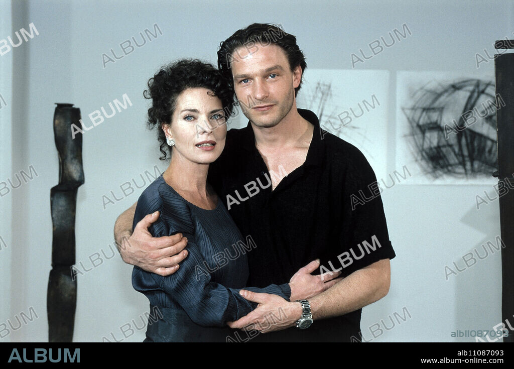 I LOVE MY DAUGHTER'S HUSBAND / D 1995 / Vivian Naefe Julia (GUDRUN LANDGREBE) and Michael (THOMAS KRETSCHMANN). Scene from the TV film: 'I love my daughter's husband', 1995.