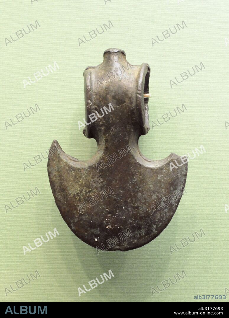Edad de los Metales. Reino Urartu (IX-VIII aC). Hacha de guerra. Bronce. Museo del Hermitage. San Petersburgo. Rusia.