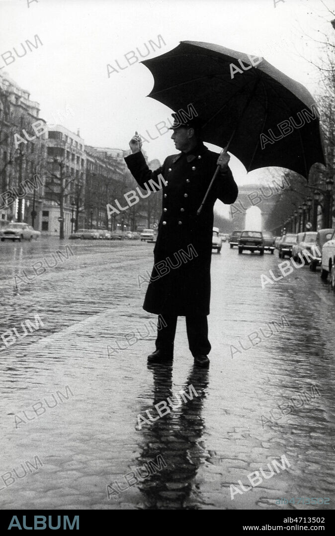 Portier de l'Hotel Claridge , decembre 1964- Scene de rue, dans la ville, Paris, annees 60 . Photographie JEAN POTTIER. Credit photo JEAN POTTIER/KHARBINE TAPABOR.