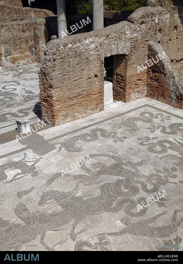 ARTE ROMANO. ITALIA. OSTIA ANTICA. Ciudad romana en la costa del Mar Tirreno, en el antiguo Latium. Puerto comercial de la antigua Roma. TERMAS DE NEPTUNO (siglos I y II). Detalle del MOSAICO "TRIUNFO DE NEPTUNO" con NEPTUNO SOBRE LA CUADRIGA TIRADA POR HIPOCAMPOS.. Cercanías de Roma. Lazio.