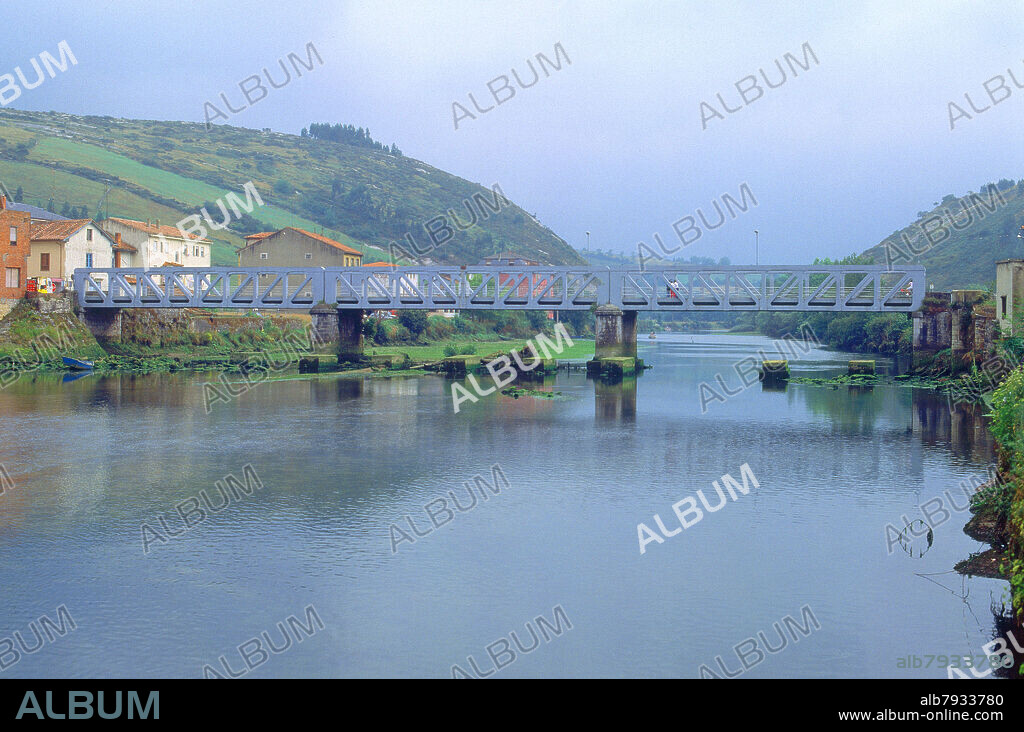 PUENTE SOBRE LA RIA TINA MAYOR-ANTIGUA CARRETERA NACIONAL 634.