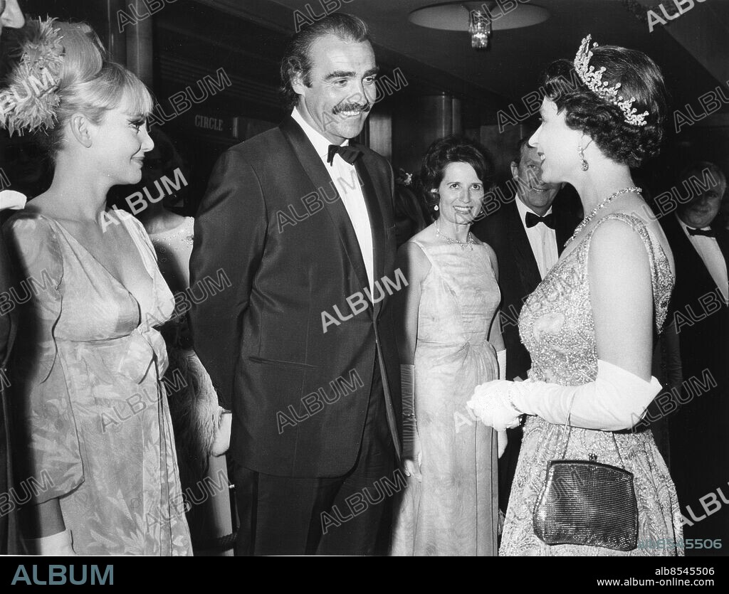 Orig. bildtext... QUEEN AT PREMIERE OF YOU ONLY LIVE TWICE Queen Elizabeth was the guest of honour at the World C(...)rity Premiere of You Only Live Twice the fifth thriller starring Sean Connery as James Bond, at the Odeon Theatre, Leiceste Square, last night Picture shows:- H.M. The Queen talking with Sean Connery and his wife Diane Cilento (left). Also in the picture are MRS Lewis Gilbert and the director of the film Lewis Gilbert. Orig. bildtext... QUEEN AT 2 YOU ONLY LIVE TWICE2 PREMIERE Her Majesty The Queen attended the world Premiere of You Only Live Twice, the fith thriller starring Sean Connery as James Bond, at London's Odeon, Leicester Square last night. Sean meeting The Queen are left to right: Actress Diane Cilentro (Sean Connery's wife), Sean Connery, MRS Lewis Gilbert, and Director of the film, Lewis Gilbert. The Queen asked Connery if this was definetly his last appearance as Bond, and he told her it was. Do You Think You Wher Becoming Type-Cast, The Queen asked him. Connery replied: Yes, Ma'am, I think so. Anm. Diadem Handväskor Flugor Handskar Smoking Biopremiär persons: ELIZABETH II, DROTTNING AV STORBRITANNIEN;DIANE CILENTO;LEWIS GILBERT;SEAN CONNERY sites: LONDON;STORBRITANNIEN.