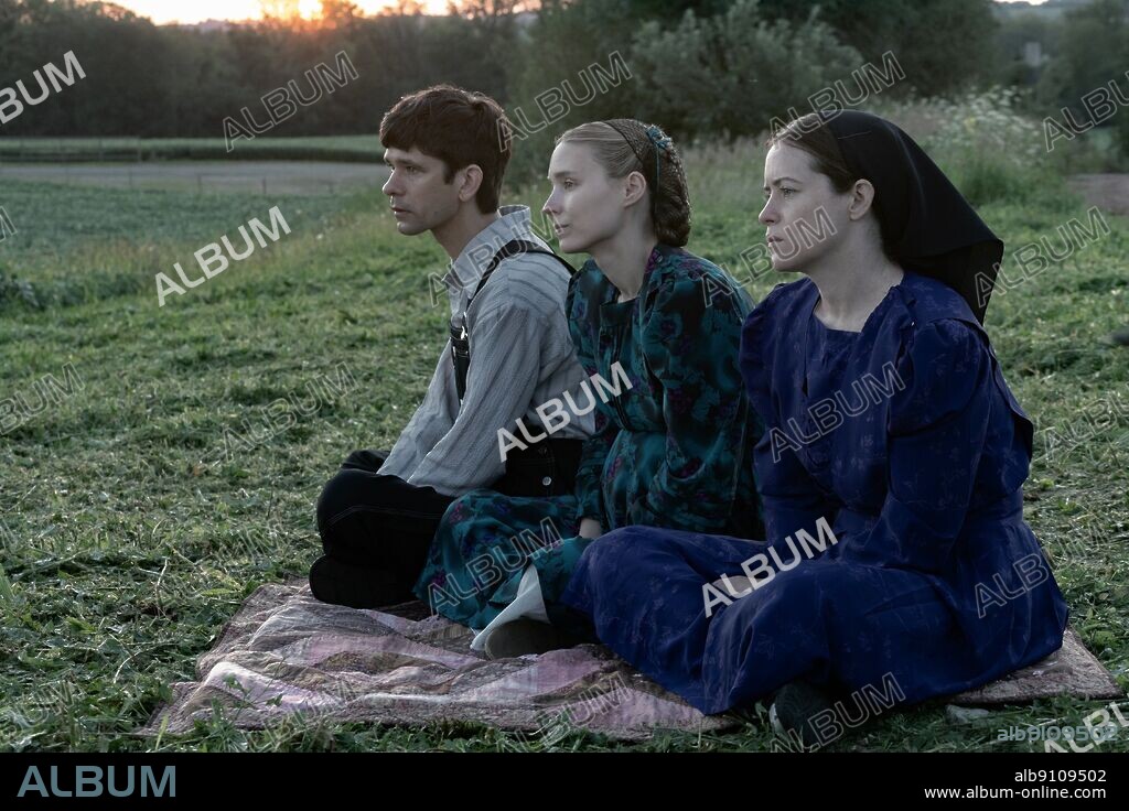 BEN WHISHAW, CLAIRE FOY and ROONEY MARA in WOMEN TALKING, 2022, directed by SARAH POLLEY. Copyright PLAN B ENTERTAINMENT.