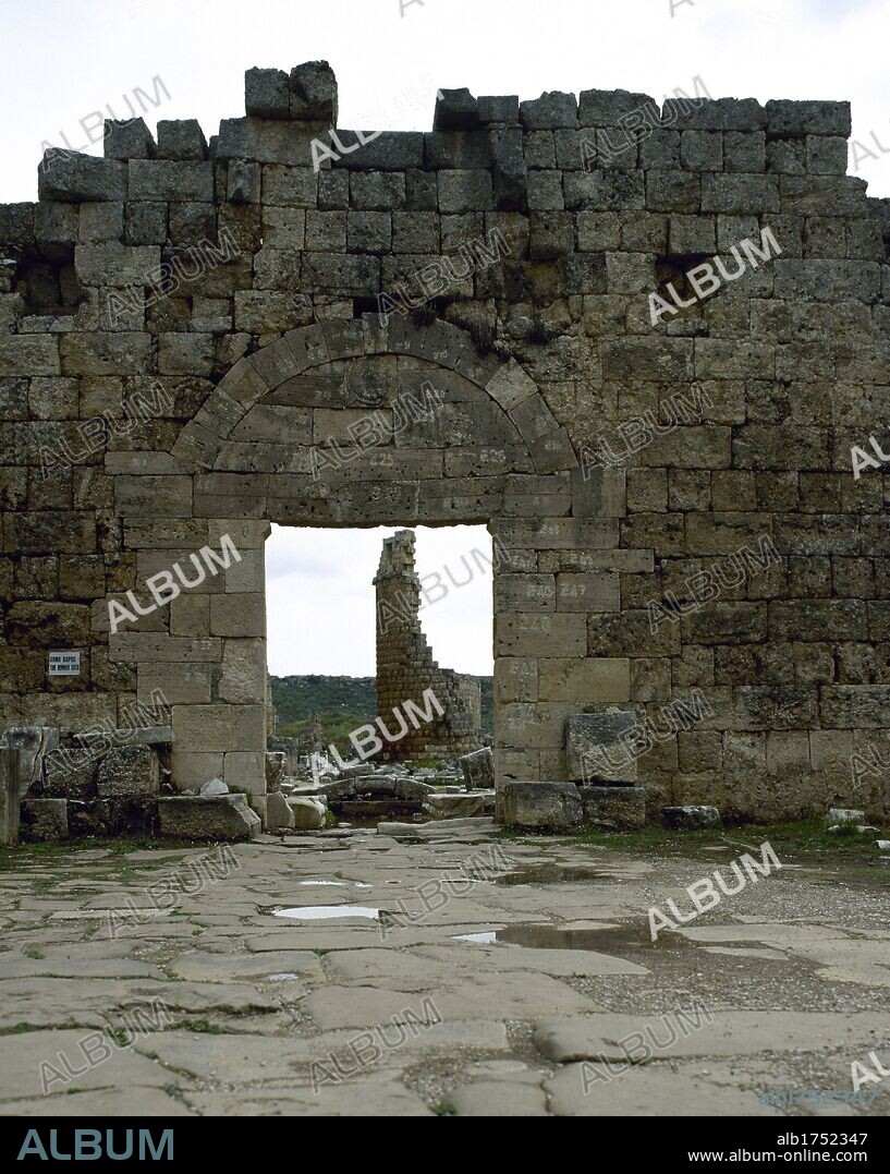 ARTE ROMANO. ASIA MENOR. TURQUIA. PERGE. Ciudad fundada hacia el 1.000 a.C. En el año 188 a.C. fue conquistada por los romanos, viviendo una época de gran esplendor. Vista general de la PUERTA ROMANA, erigida durante el reinado de Séptimo Severo. Tenía la fachada cubierta de mármol y estaba adornada con unos nichos con estatuas. (COSTA DE PANFILIA). Península Anatólica.