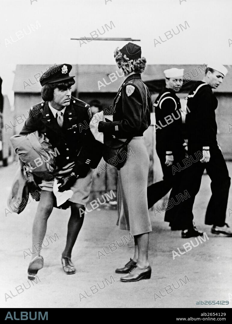 ANN SHERIDAN et CARY GRANT dans I WAS A MALE WAR BRIDE, 1949, réalisé par HOWARD HAWKS. Copyright 20TH CENTURY FOX.
