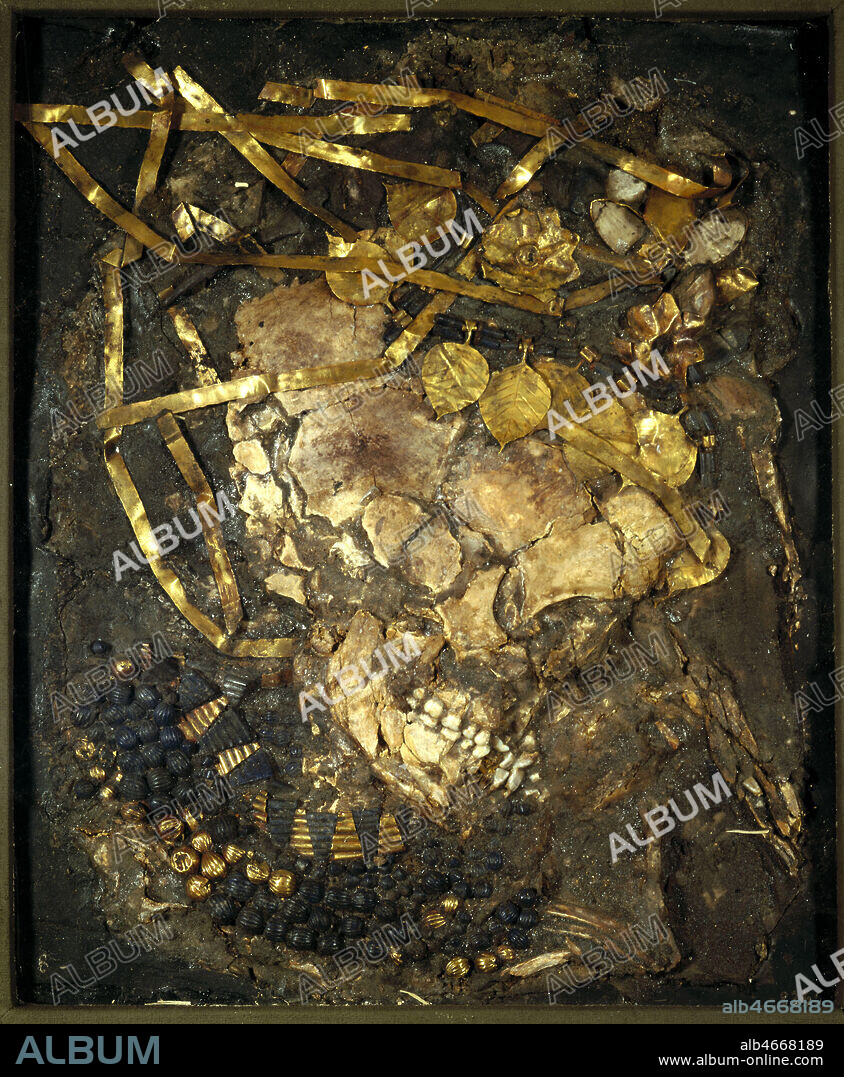 Crane ecrase et parure d'une dame de la cour retrouve dans une tombe royale d'Ur (2600-2500 av. JC). Musee de Bagdad. Credit: Coll. Bouquignaud/KHARBINE-TAPABOR.